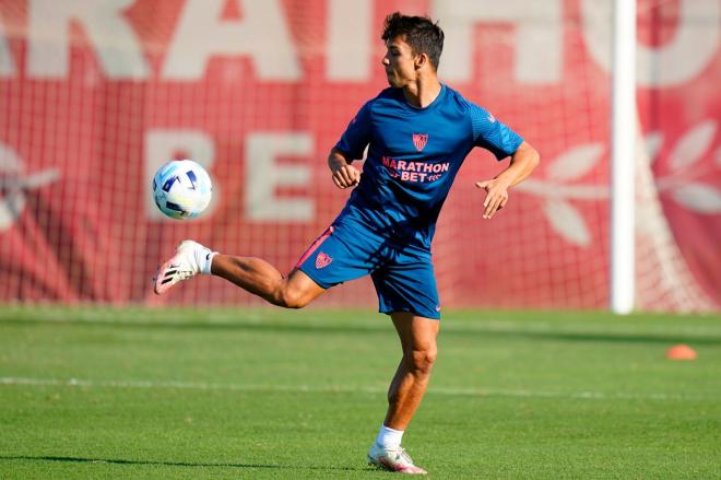 Óliver Torres, entrenando con el Sevilla (Foto: SFC).