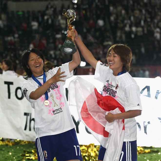 Yuki Nagasato levanta el Mundial conquistado con Japón en 2011.