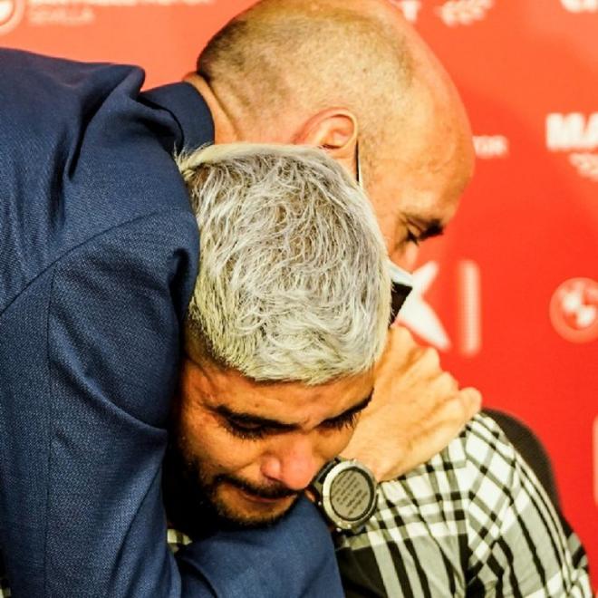 Monchi abraza a Banega en su despedida (Foto: SFC).