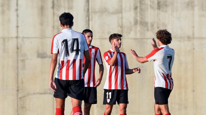 Los jugadores del Bilbao Athletic celebran un gol ante el Santurtzi (Foto: Athletic Club).