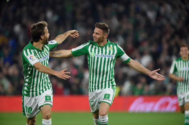 Joaquín celebra un gol con Canales.
