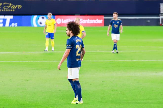 Aridane, exjugador del Cádiz, con Osasuna en Carranza (Foto: Cristo García).