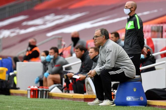 El debut de Marcelo Bielsa, ex del Athletic Club, en Anfield con el Leeds; cuando todavía no usaba la mítica nevera para sentarse (Foto: AFP).