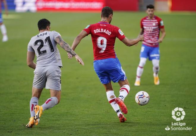 Lance del Granada-Athletic Club entre Ander Capa y Roberto Soldado en Los Cármenes (Foto: LaLiga).
