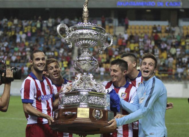 Los jugadores del Atlético levantan su ultimo Trofeo Carranza.