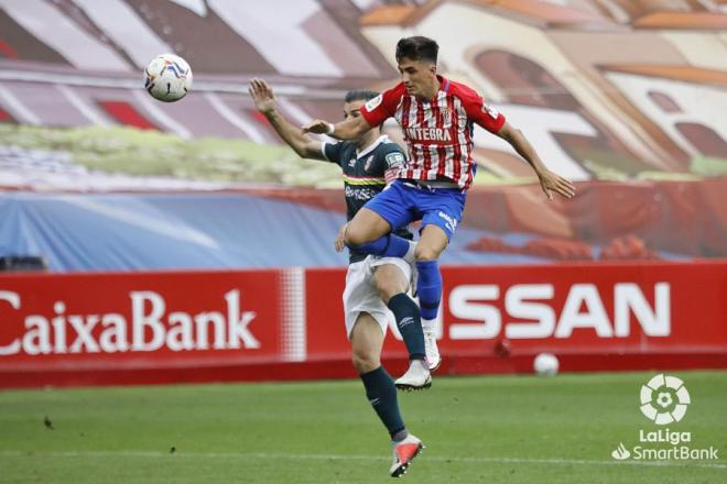 Posible penalti de Iñaki sobre Manu García (Foto: LaLiga).