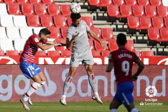 Mikel Vesga golpea el balón con la cabeza durante el Granada-Athletic (Foto: LaLiga).