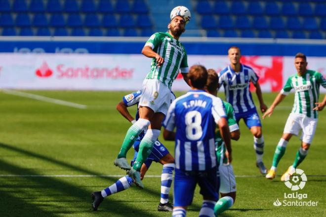 Borja Iglesias peina la pelota en el Alavés-Betis. (Foto: LaLiga).