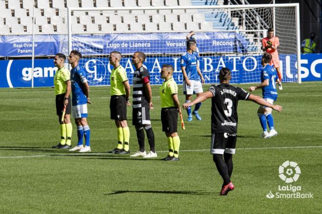 Los capitanes posan antes del inicio del Real Oviedo-Cartagena (Foto: LaLiga).