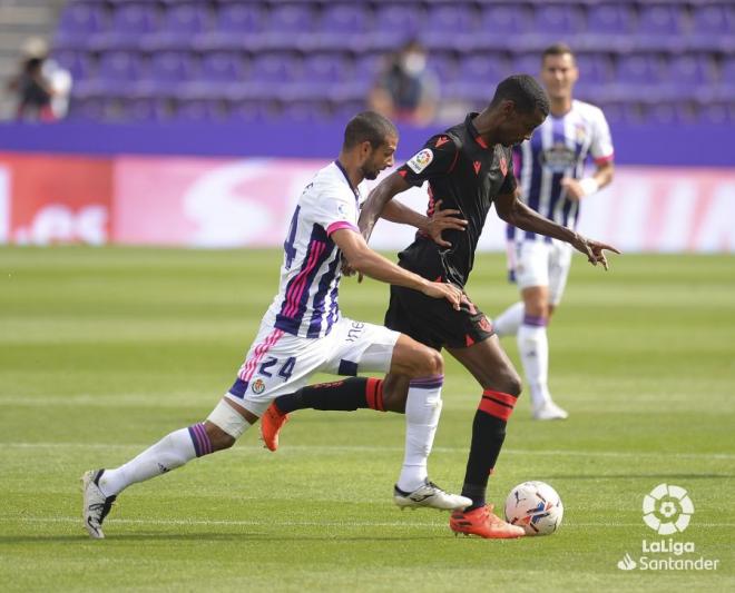Isak avanza con el balón durante el Valladolid-Real Sociedad (Foto: LaLiga).