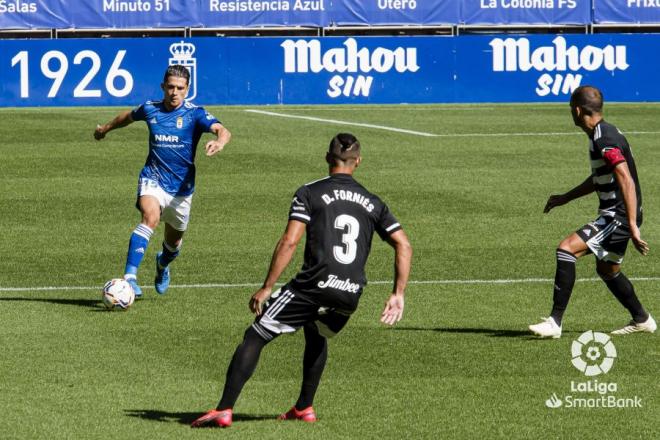 Juanjo Nieto conduce el balón en el Real Oviedo-Cartagena (Foto: LaLiga).
