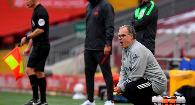 Marcelo Bielsa da instrucciones durante un Liverpool-Leeds (Foto: EFE).