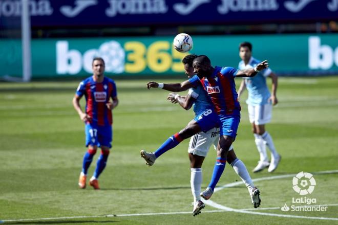 Pape Diop pelea por un balón en el partido contra el Celta (Foto: LaLiga).