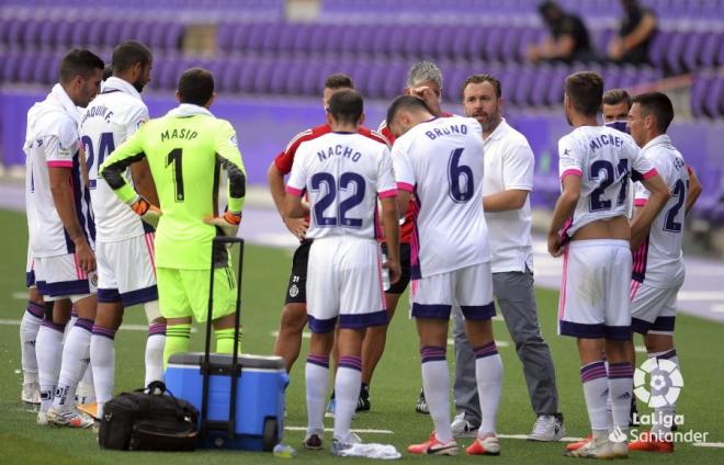 Sergio González habla con los jugadores en la primera pausa para la hidratación (Foto: LaLiga).