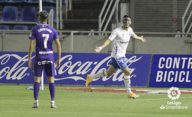 Jacobo celebra su gol al Málaga en presencia de Cristian (Foto: LaLiga).