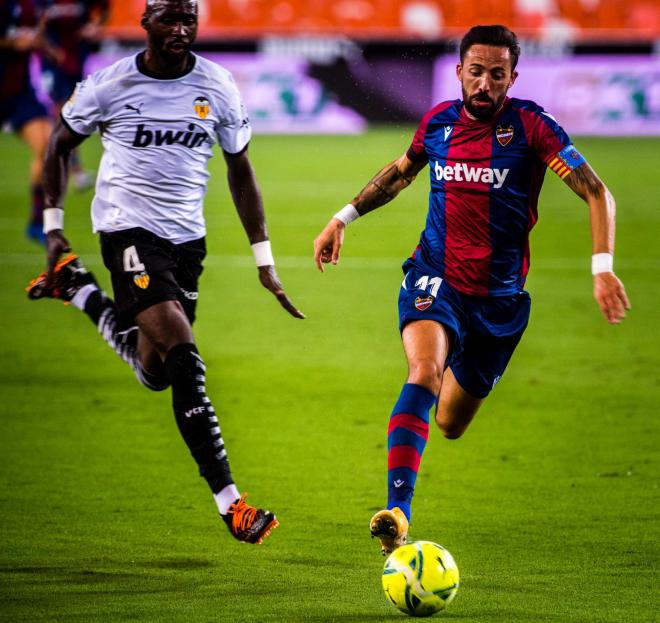 Morales en el último derbi ante el Valencia CF disputado en Mestalla.