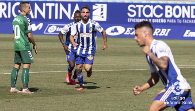 Carlos Doncel, jugador que interesa al Dépor, celebra un gol con la SD Ponferradina (Foto: LaLIga).
