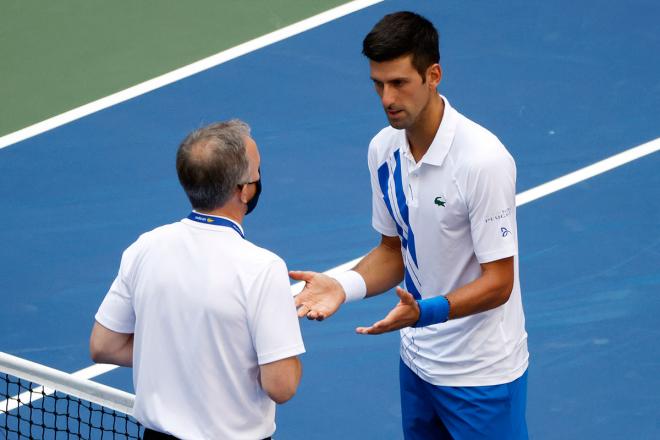 Djokovic habla con Soeren Friemel tras el accidente del pelotazo (FOTO: EFE).