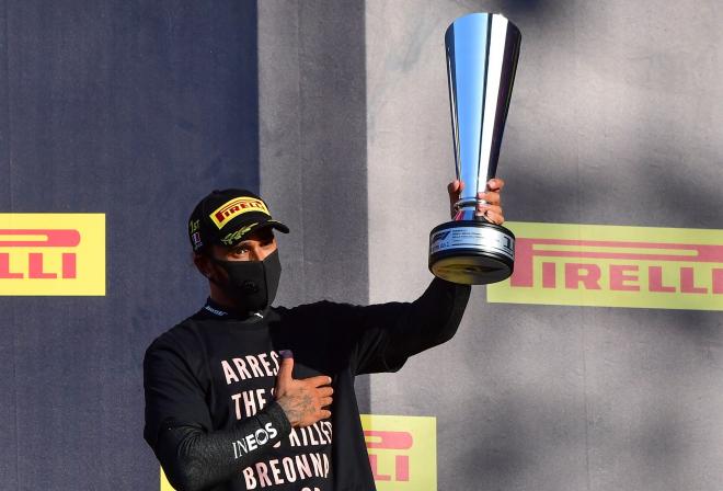 Lewis Hamilton y su camiseta por Breonna Taylor tras ganar el GP de la Toscana (Foto: EFE).