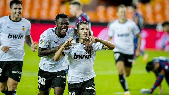 Yunus abraza a Vallejo (Foto: Valencia CF).