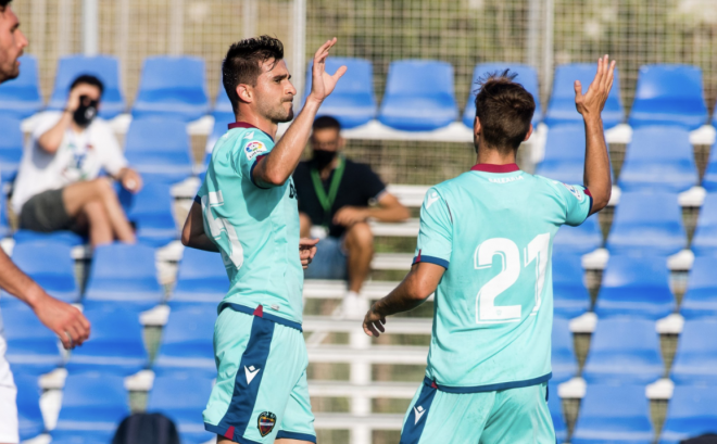 Postigo celebra el gol con Dani Gómez. (Foto: Levante UD)