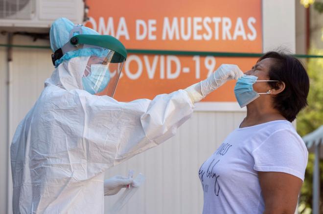 Una enfermera toma una muestras para una prueba PCR de coronavirus (Foto: EFE/Marcial Guillén).