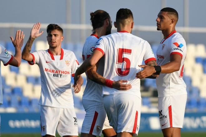 Los jugadores del Sevilla celebran un gol.