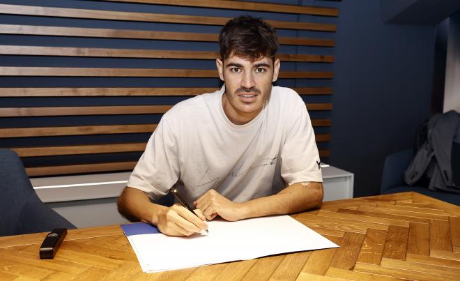 Jozabed, firmando su contrato con el Málaga (Foto: Málaga CF).