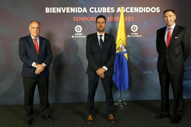Javier Tebas, presidente de LaLiga (izq.), y Felipe Martín, director de patrocinios de Santander España (dcha.), junto a Martín José García, consejero del Cádiz CF.