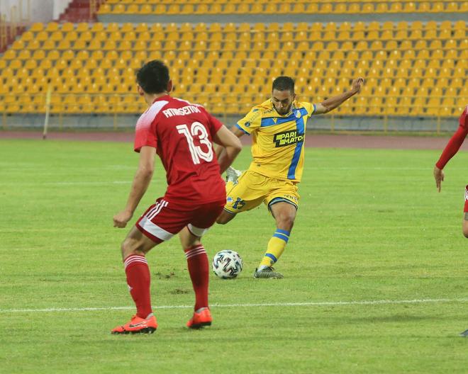 Anuar Tuhami, en el disparo que supondría su primer gol tras su cesión (Foto: Apoel).