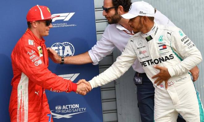 Kimi Raikkonen es felicitado por Lewis Hamilton tras un gran premio (Foto: EFE/EPA).
