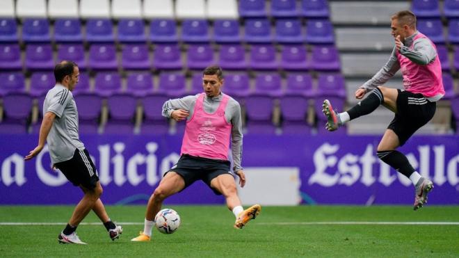 Javi Sánchez disputa un balón con Nacho Martínez (Foto: Real Valladolid).