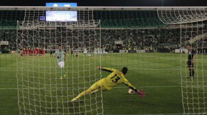 Nono falla el penalti en el Euroderbi de 2014 contra el Sevilla FC.