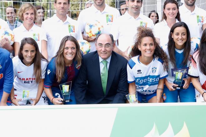 Ignacio Galán, presidente de Iberdrola, junto a varias deportistas de la Primera Iberdrola.
