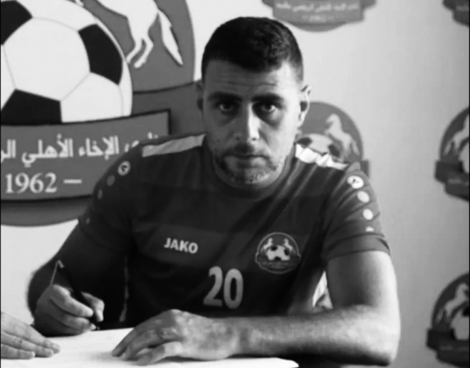 Mohamed Atwi, firmando su contrato futbolístico.