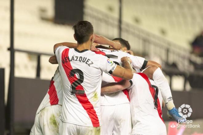 Los jugadores del Rayo Vallecano celebran un gol ante el Sabadell (Foto: LaLiga).