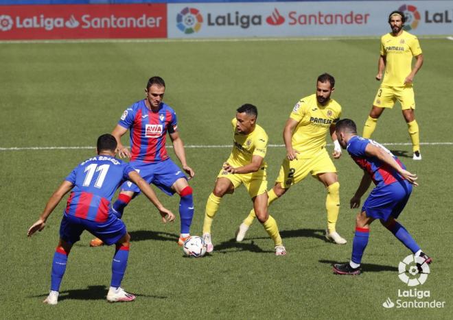 Francis Coquelin controla el balón en el Villarreal-Éibar (Foto: LaLiga Santander).