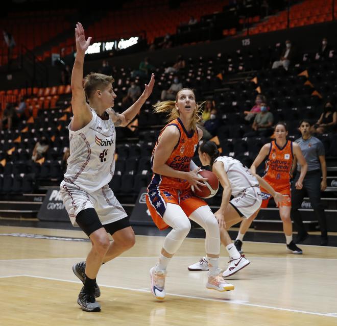 La defensa permite estrenarse con victoria al Valencia Basket (Foto: M. A. Polo)