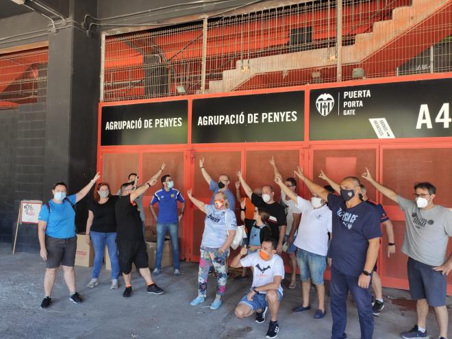 Las peñas posaron antes de dejar Mestalla el pasado día 20 de septiembre