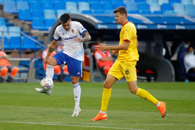 Nárvaez y Gumbau luchan por un balón en el Real Zaragoza-Girona (Foto: Daniel Marzo).