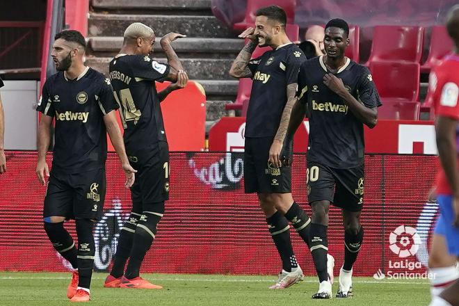 Joselu celebra con Deyverson su gol en el Granada-Alavés (Foto: LaLiga Santander).