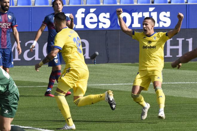 Salvi y Negredo celebran el primer gol en el Huesca-Cádiz (Foto: LaLiga).