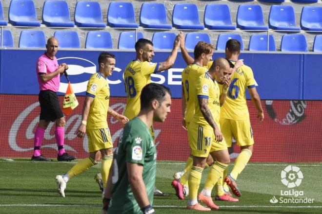 Los jugadores del Cádiz celebran el gol ante el Huesca (Foto: LaLiga)