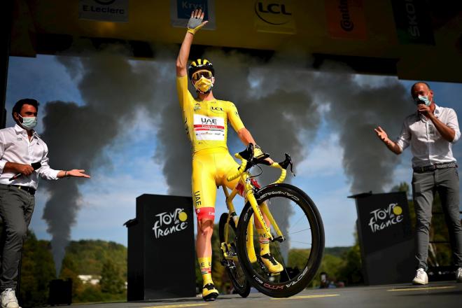 Tadej Pogacar celebra su primer Tour de Francia (Foto: EFE).