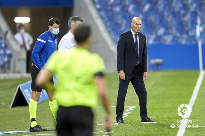 Zidane, en la banda durante el Real Sociedad-Real Madrid (Foto: LaLiga).
