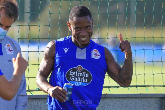 Claudio Beauvue sonriente durante una sesión de trabajo (Foto:RCD)