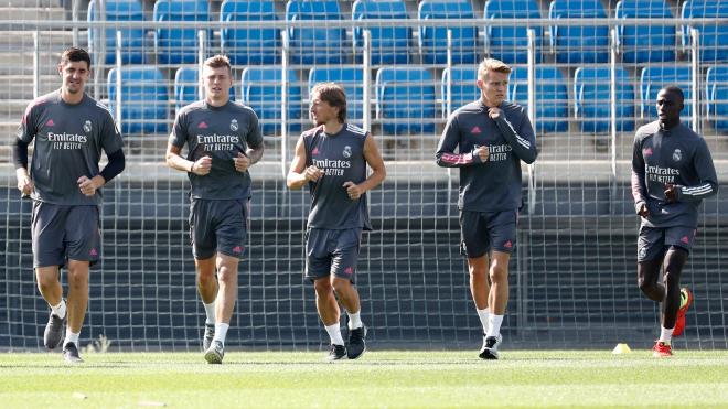 Courtois, Toni Kroos, Modric, Odegaard y Mendy, en la sesión del Real Madrid (Foto: RM).