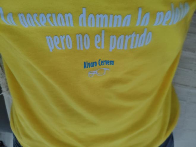 Una camiseta ilustrada con la frase de Álvaro Cervera.