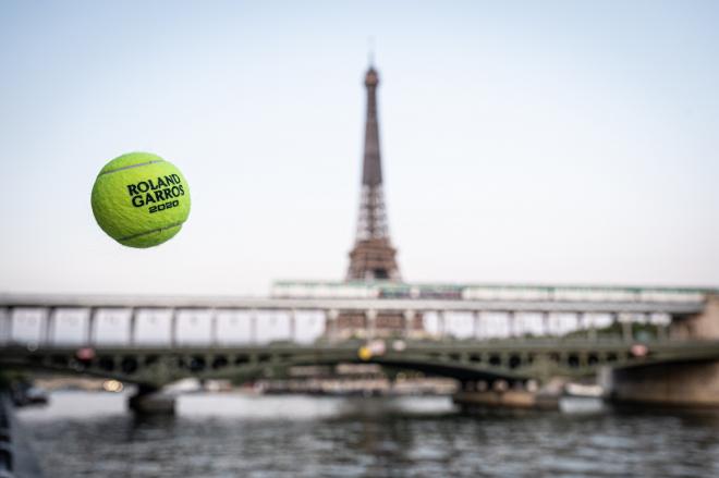 Una pelota de Roland Garros, sobre el Río Sena en París (Foto: RG).