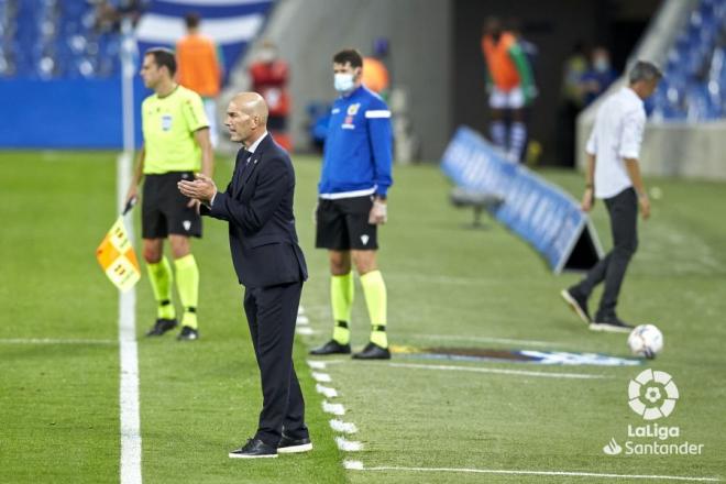 Zinedine Zidane, en la banda del Reale Arena (Foto: LaLiga Santander).